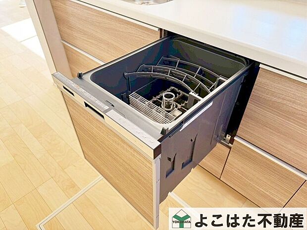 【その他設備】ビルトインタイプの食洗機を標準装備。手荒れの心配も無く、洗い物に時間を取られない分、ご家族で過ごす時間が増やせます。