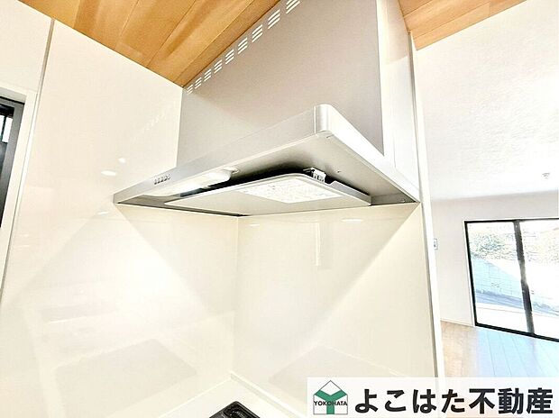 【その他設備】最新のスリムタイプのレンジフードは洗練されたスタイリッシュで、ノンフィルタータイプなので面倒なお手入れもいりません。