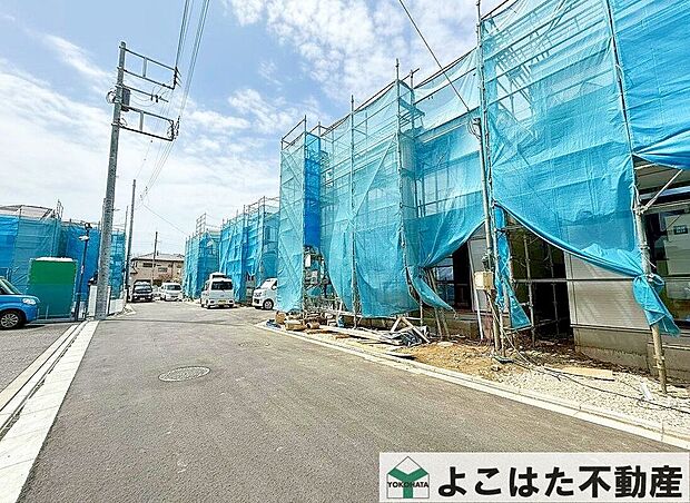 【前面道路含む外観】たっぷりの陽光が入ってくる建物配置。風通しも良く、気持ちよく過ごせそうです