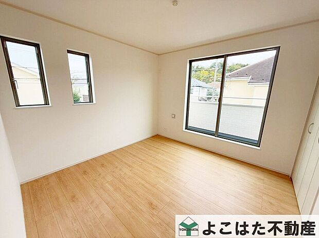 【室内】2面採光の居室は、日差しと風をしっかり取り込める明るく開放的な空間!家族それぞれのプライベートルームやテレワーク、勉強や趣味に集中できる快適な空間。家族の毎日を健やかに彩ります。