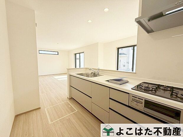 【キッチン】リビングとゆるやかにつながるカウンターキッチンは、家族との距離がぐっと縮まり、自然と会話が生まれる空間。できあがった料理をカウンター越しに手渡ししたり、暮らしの動線もスムーズ。