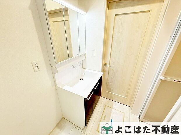 【洗面】大きな三面鏡がついた洗面カウンター。床下収納がありとても便利。