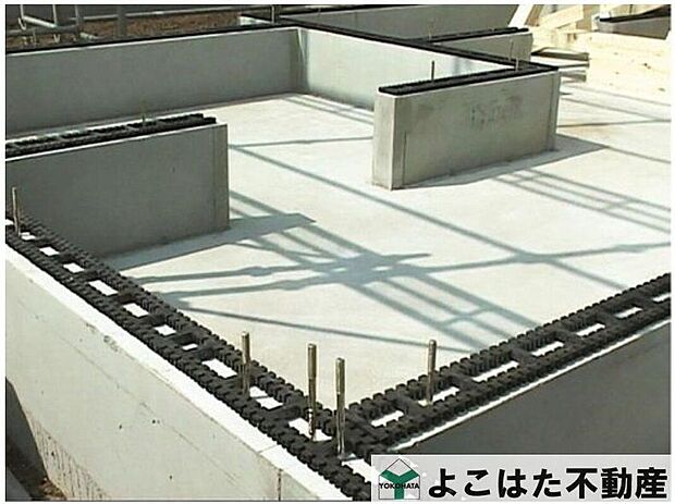 【構造】基礎と土台の間に基礎パッキン(20mm厚)を入れることにより分離させ、基礎からの湿気を土台へ浸透するのを防ぎます。また、床下換気が可能です。