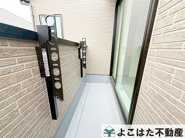 【バルコニー】やわらかな陽射しを感じながら使えるバルコニー。日々の洗濯やちょっとした外時間も心地よく過ごせます。