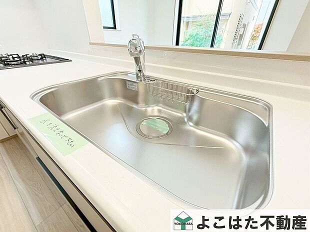 【その他設備】ワイドタイプのシンクなので、大きなお皿や鍋などを洗うのもスムーズです。浄水器内蔵タイプのハンドシャワー付き水栓を採用しています。