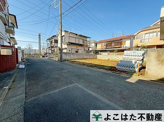【前面道路含む外観】周辺は閑静な住宅街となっており小さなお子様にも安心です。