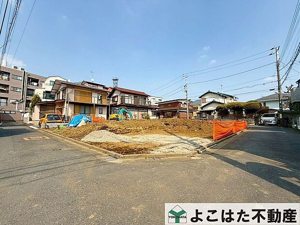 【前面道路含む外観】周辺は閑静な住宅街となっており小さなお子様にも安心です。