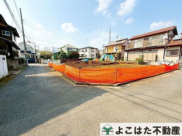【前面道路含む外観】たっぷりの陽光が入ってくる建物配置です。風通しも良く、気持ちよく過ごせそうです