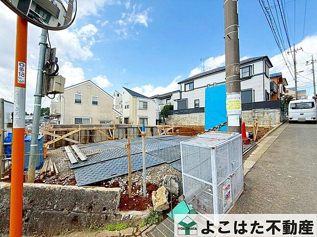 【前面道路含む外観】落ち着いた住環境に、家族の未来を育む住まいを建築予定！今だけ見れる更地の姿です。
