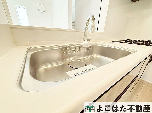【その他設備】ワイドタイプのシンクなので、大きなお皿や鍋などを洗うのもスムーズです。浄水器内蔵タイプのハンドシャワー付き水栓を採用しています。