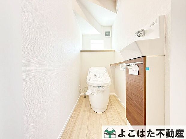 【トイレ】やさしい温水洗浄で、肌に負担の少ない洗い心地を実現。さらに、節水機能により水道代を抑えながら利用でき、家計にも環境にもやさしい設計です。