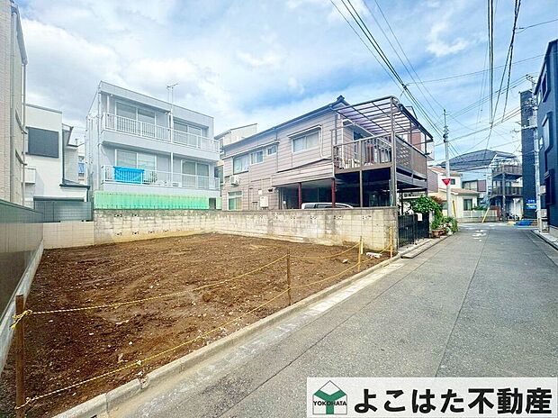 【前面道路含む外観】小学校、公園やスーパーなど子育て環境が整ったエリアです。