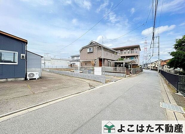 【前面道路含む外観】周辺は落ち着いた街並みが広がる閑静な住宅街。交通量も比較的少なく、小さなお子様のいるご家庭にも安心の住環境です。