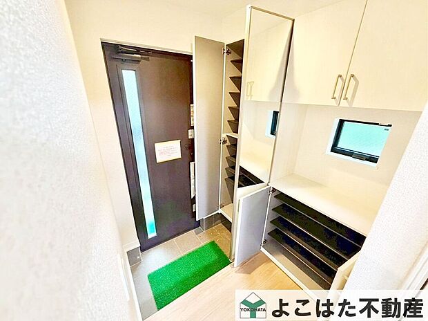 【玄関】玄関には大型のシューズボックスがあるので、ご家族みんなの靴を入れても余裕があります!玄関スペースがすっきり片付くのでお出かけの際、帰宅の際も気持ちが良いです!