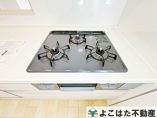 【その他設備】3口ガスコンロなので、煮物をしながら炒め物などの作業もスムーズにはかどります。お料理の効率が大幅にアップ。