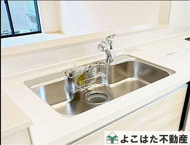 【その他設備】ワイドタイプのシンクなので、大きなお皿や鍋などを洗うのもスムーズです。浄水器内蔵タイプのハンドシャワー付き水栓を採用しています。