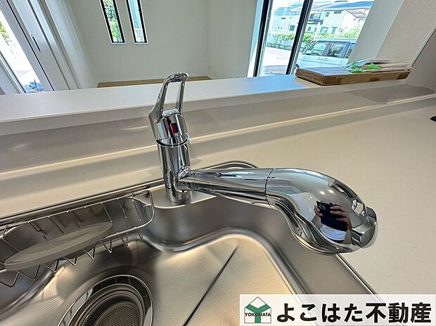 【その他設備】いつでも安全でおいしいお水が使える浄水器一体型水栓を採用。ノズルが伸びるハンドシャワータイプなので、シンクの隅々まで楽にお掃除でき、水回りのお手入れもスムーズです。