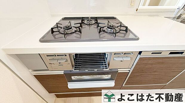 【その他設備】3口ガスコンロなので、煮物をしながら炒め物などの作業もスムーズにはかどります。お料理の効率アップ。