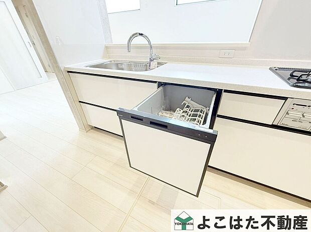 【その他設備】キッチンをすっきり見せながら、家事効率も高めてくれるビルトイン食洗機。食後の食器洗いをサポートし、面倒な後片付けの負担を軽減します。調理から片付けまでをスマートにこなせる、毎日の暮らしに嬉しい設備です。