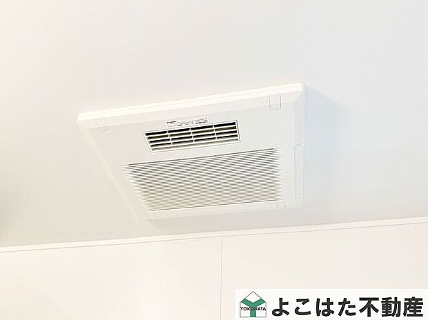 【その他設備】お洗濯だけでなく、浴室の快適な環境づくりにも活躍する浴室乾燥機。湿気がこもりやすい浴室を乾燥させることで、カビ対策にも役立ちます。入浴後の湿気対策から衣類乾燥まで、暮らしを快適に支える便利な設備です。