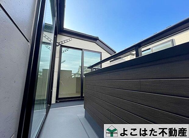【バルコニー】2部屋からアクセスできることで、使い勝手が広がるバルコニー。洗濯物干しだけではなく、日常の快適さを高めてくれます。