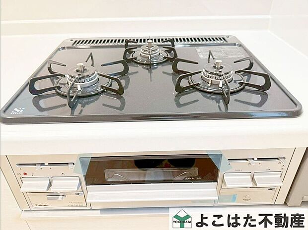 【キッチン】ゆとりある3口コンロは、忙しい時間帯こそ真価を発揮。煮物をしながら炒め物、さらにお湯を沸かすなど、同時進行で調理ができるため、家事効率が大幅にアップします。