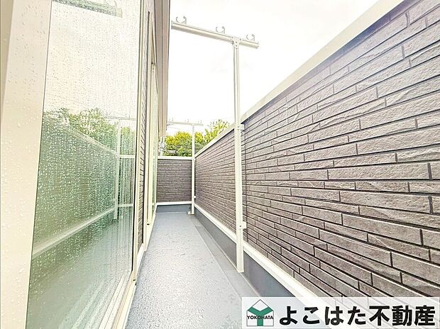 【バルコニー】バルコニーに一歩足を踏み出した瞬間、あたたかな陽光がやさしく迎えてくれます。毎朝カーテンを開けるのが楽しみになるほど、この住まいは光に恵まれています。