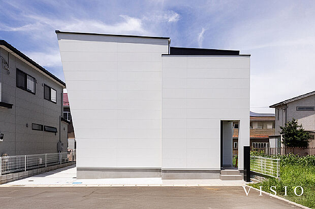 【■外観施工例(5)】大胆に斜めにカットした外観が美しく、外観も内観も白く洗練された近代的デザインの一邸