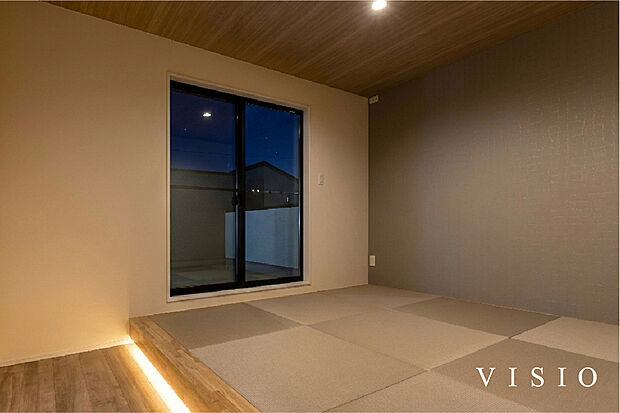 【畳でくつろぐ、やすらぎの寝室】足触りのよい畳スペースに、段差部分の間接照明がやさしく灯る寝室。
ベッドに頼らず、床に近い暮らしで自然と心が落ち着きます。