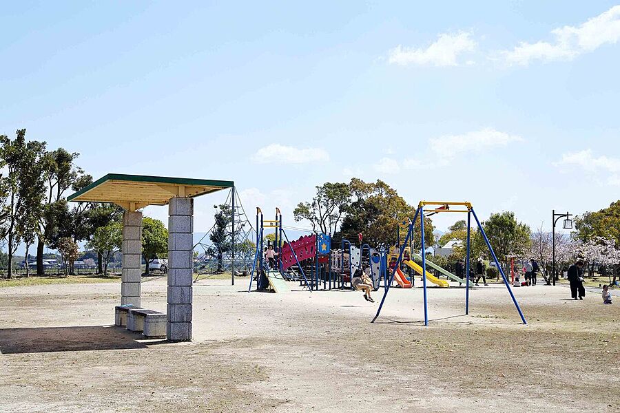 野球場、テニスコート、陸上競技場のある小郡運動公園。中でも子どもたちに大人気のアスレチック広場は、天気のよい日にはたくさんの歓声で賑わっています♪