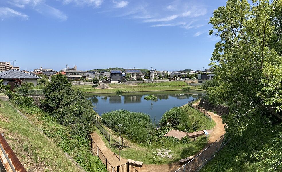 徒歩４分には散歩・ジョギングに持ってこいの美和台北公園。