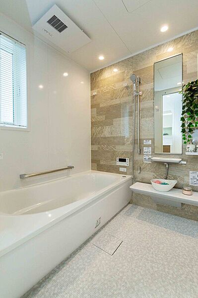  浴室暖房乾燥機やほっカラリ床など機能性たくさんのバスルーム