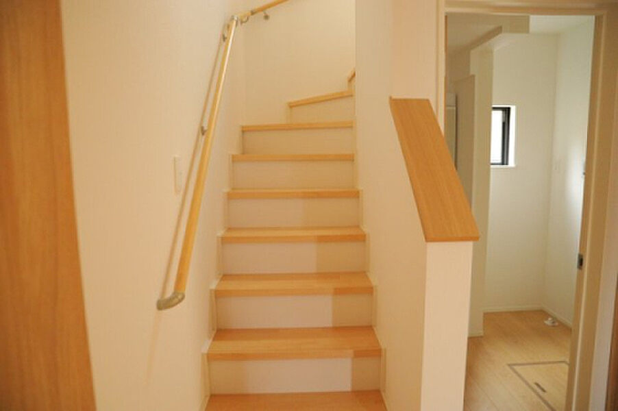 [階段] 3号棟 内装がきれいだとお家も明るくなりますね。
