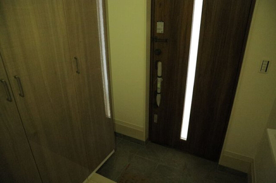[玄関]お家の顔とも言える玄関は明るく清潔感があります。