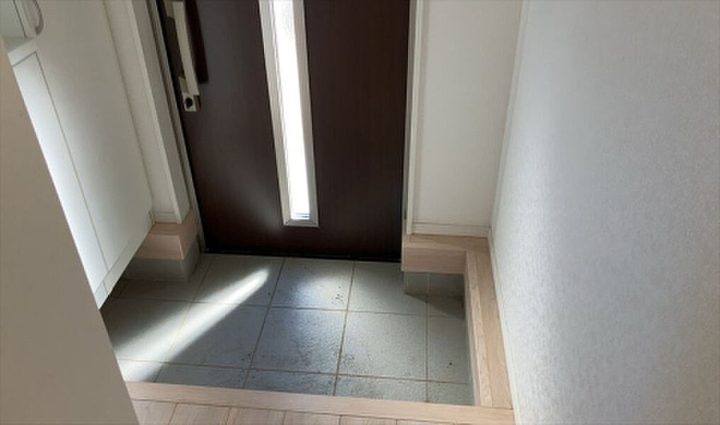 [玄関] 1号棟 お家の顔とも言える玄関は明るく清潔感があります。