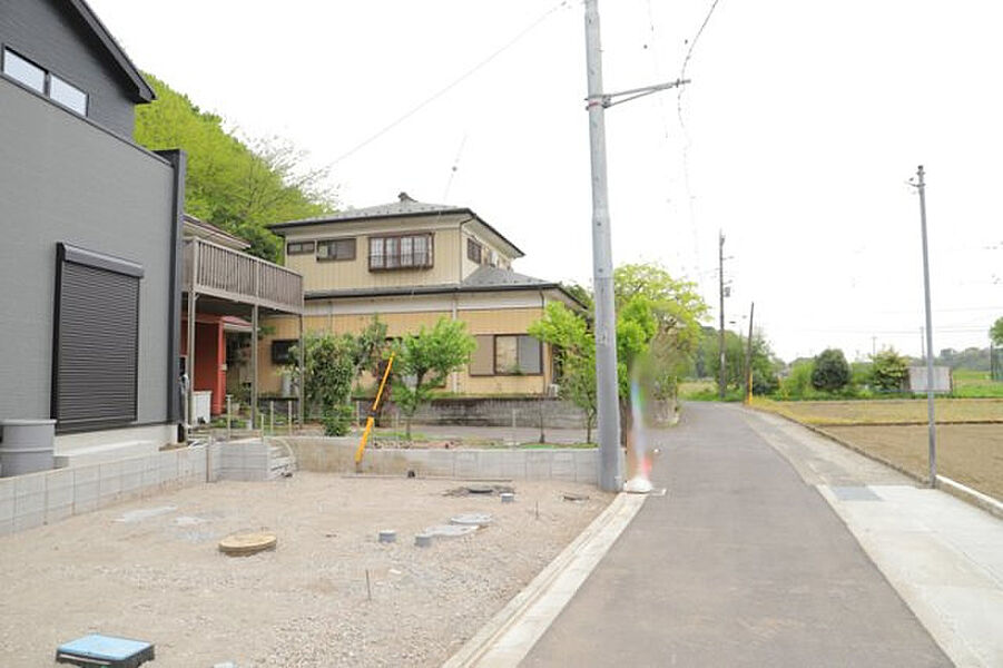 住宅用の土地では前面道路に2m以上接していなければならないと法律で定められています。しかし、お持ちの車のサイズやライフスタイルなどにより、2mでは利便が悪い場合もございますので、事前に確認しましょう。