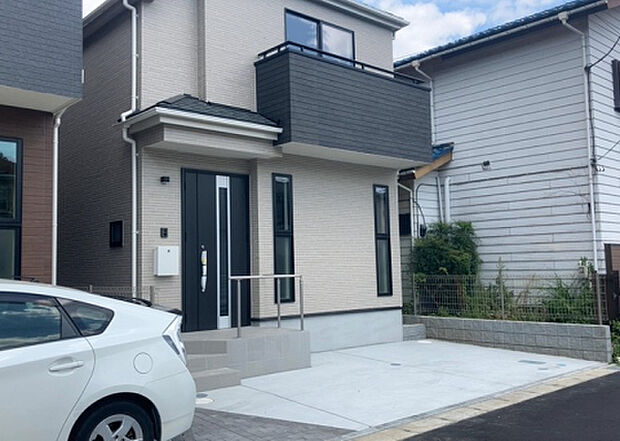 住宅用の土地では前面道路に2m以上接していなければならないと法律で定められています。しかし、お持ちの車のサイズやライフスタイルなどにより、2mでは利便が悪い場合もございますので、事前に確認しましょう。