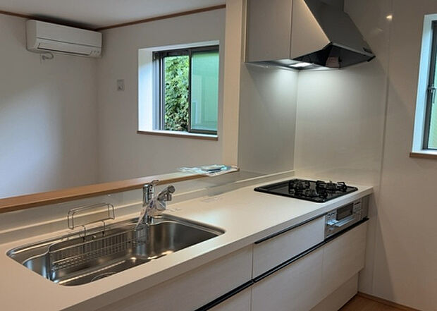 標準的なシステムキッチンの横幅は、165cm~300cm程度です。2100・2400・2550・2700などミリ単位で表記されます。普段どのように料理をするのかを想定しながら合ったサイズを選びましょう