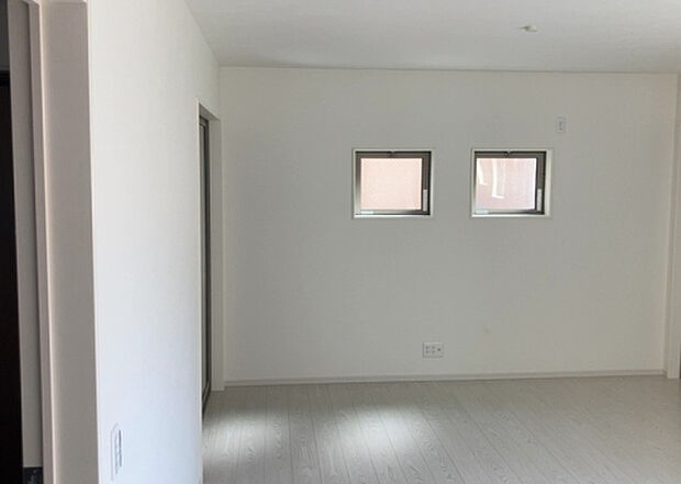 リビングの間取りの種類は大きくわけてリビングとダイニングが別になっているタイプ、リビングダイニング一体型です。どちらも一長一短ですので、家を選ぶ時はその両面をチェックして決めるようにしましょう。