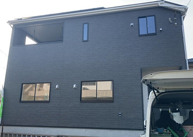 住宅用の土地では前面道路に2m以上接していなければならないと法律で定められています。しかし、お持ちの車のサイズやライフスタイルなどにより、2mでは利便が悪い場合もございますので、事前に確認しましょう。