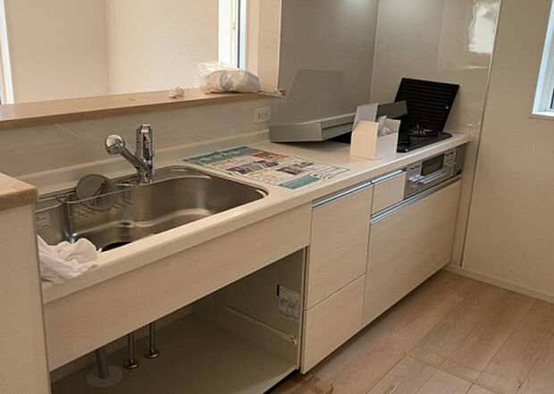 標準的なシステムキッチンの横幅は、165cm~300cm程度です。2100・2400・2550・2700などミリ単位で表記されます。普段どのように料理をするのかを想定しながら合ったサイズを選びましょう