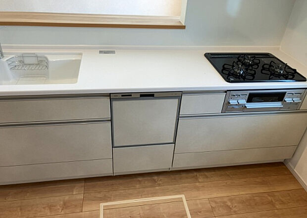 標準的なシステムキッチンの横幅は、165cm~300cm程度です。2100・2400・2550・2700などミリ単位で表記されます。普段どのように料理をするのかを想定しながら合ったサイズを選びましょう