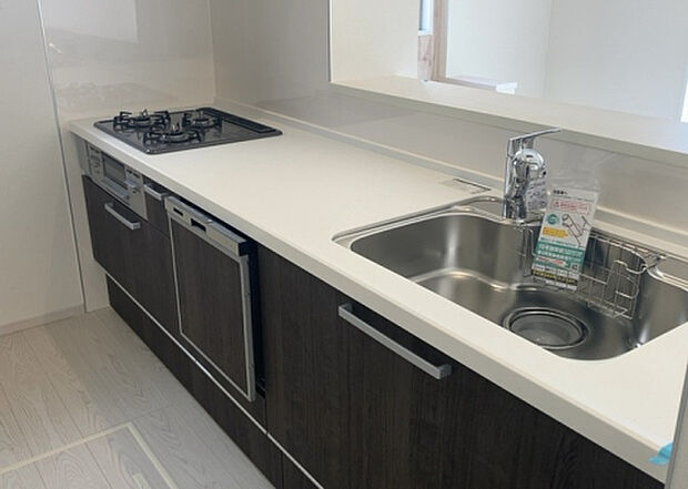 標準的なシステムキッチンの横幅は、165cm~300cm程度です。2100・2400・2550・2700などミリ単位で表記されます。普段どのように料理をするのかを想定しながら合ったサイズを選びましょう