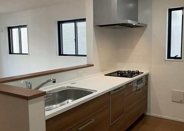 標準的なシステムキッチンの横幅は、165cm~300cm程度です。2100・2400・2550・2700などミリ単位で表記されます。普段どのように料理をするのかを想定しながら合ったサイズを選びましょう