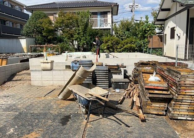 家族でのBBQを行うのであれば3坪程度の広さがあればよいでしょう。ガーデニングや家庭菜園を楽しむ際は、手入れが行き届く範囲にすると安心です。また、庭のある方角や接道が気になる方は事前に確認しましょう。