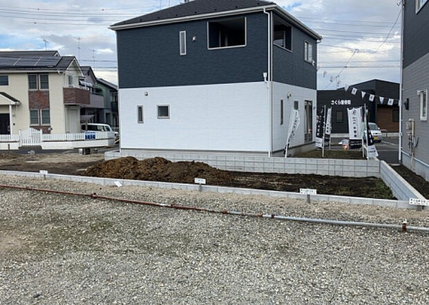 現地をご見学に行く際は、道路の幅や周辺の交通量、施設などをご確認頂くことをおすすめします!ある程度イメージをつけたいという場合は、同売主の施工事例や完成パースもお見せします。