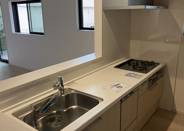 標準的なシステムキッチンの横幅は、165cm~300cm程度です。2100・2400・2550・2700などミリ単位で表記されます。普段どのように料理をするのかを想定しながら合ったサイズを選びましょう