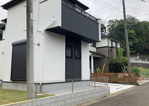 住宅用の土地では前面道路に2m以上接していなければならないと法律で定められています。しかし、お持ちの車のサイズやライフスタイルなどにより、2mでは利便が悪い場合もございますので、事前に確認しましょう。