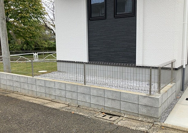 木造住宅とは土台、壁、柱など建築物の強度を支える構造体の材に木が使用されている構造を指します。構造体は建物の自重を支えるだけではなく風圧や水圧、積裁荷重などあらゆる衝撃に耐えるための基礎です。