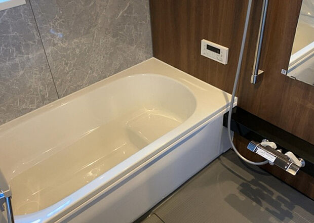 入浴時の快適さも大事なことですが、綺麗な状態を維持できなければ気持ちよく入浴できません。毎日の掃除が楽という点は大事なポイントになります!カビが生えにくく掃除がしやすい、壁や浴槽を選ぶといいでしょう。